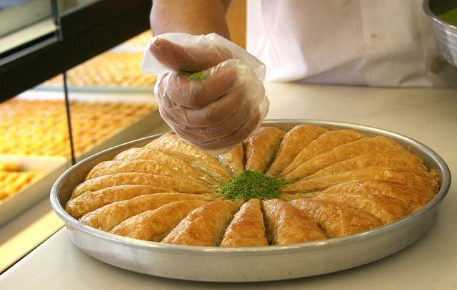 Sladké zakončení s baklavou a medovým ořechovým dortem