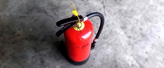 Co dělat v případě, že se hasicí přístroj poškodí nebo nefunguje správně?
