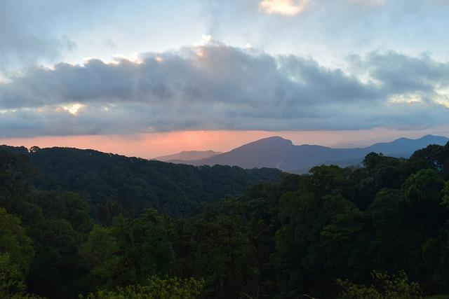 Chrám Doi Suthep: Poutní Síň s Nádherným Výhledem